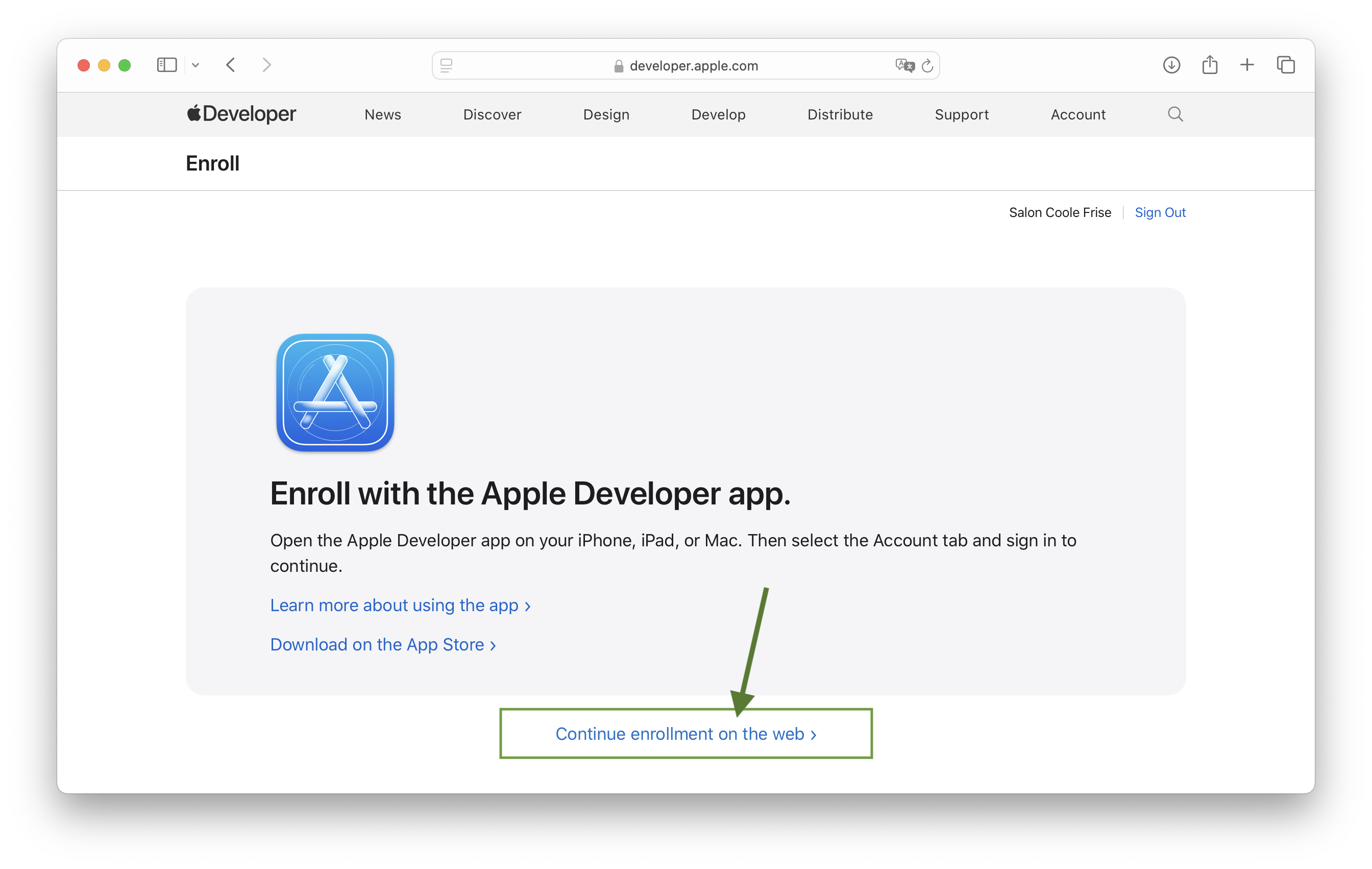 Bildschirmfoto der der Registrierungsseite im Apple Developer-Bereich. Der Inhalt zeigt einen großen Hinweis die Apple Developer App zur Registrierung zu nutzen. Darunter, deutliche kleiner ein Link 'Continue enrollment on the web'. Ein hinzugefügter Pfeil deutet auf diesen Link